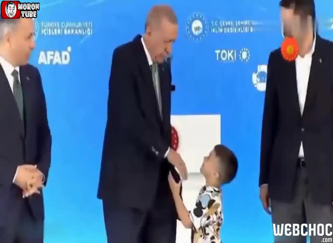 Video :Erdogan, the president of Turkey, strikes a youngster